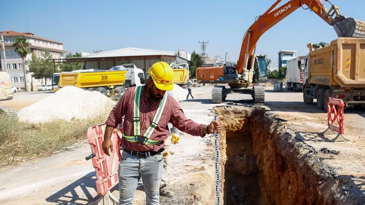 Serik’te kanalizasyon hattı çalışması sürüyor