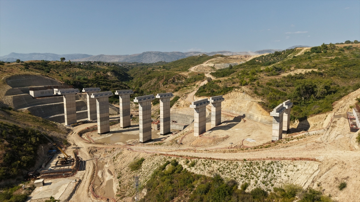 Antalya-Alanya otoyolunda viyadük çalışmaları sürüyor