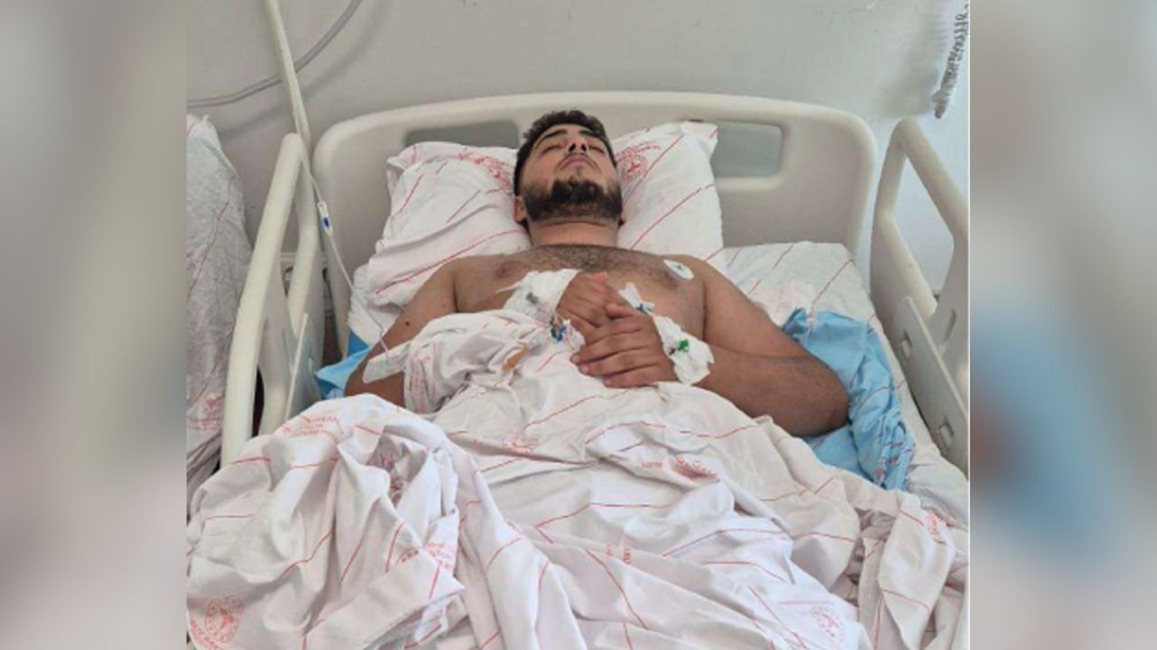 <pAntalya’da trafikte selektör tartışması sonrası Sinan Baran Çelik’in dalağını kaybettiği olayın davasında iki sanığa 11 yıl 8’er ay hapis cezası verildi.</p<pAntalya 3. Ağır Ceza Mahkemesi’nde görülen davada Musa Mesih Acar ile İshak Demir, “kasten öldürmeye teşebbüs” suçundan ayrı ayrı 11 yıl 8 ay hapis cezasına çarptırıldı. Mahkeme iki sanığın hükümle birlikte tutuklanmasına karar verdi. Olay tarihinde çocuk olan B.A.K. hakkında ise aynı suçtan 7 yıl 9 ay 10 gün hapis cezasına hükmedildi.</p<h3TARTIŞMA TRAFİKTE BAŞLADI</h3<pOlay, 9 Eylül 2024 günü saat 21.30 sıralarında Muratpaşa’da meydana geldi. Dava dosyasına yansıyan bilgilere göre Şeyhmus Çelik’in kullandığı otomobilde bulunan kişiler ile motosikletlerdeki grup arasında selektör ve korna nedeniyle tartışma çıktı.</p<pOtomobilin yoluna devam etmesinin ardından motosikletli grubun aracı takip ettiği, tarafların daha sonra yeniden karşılaştığı belirtildi. Çıkan kavga sırasında 21 yaşındaki Sinan Baran Çelik bıçakla yaralandı.</p<h3YARALANMA ORGAN KAYBINA YOL AÇTI</h3<pDosyadaki adli rapora göre Çelik’in karın bölgesi ile sağ kalça, bacak ve kolunda kesici-delici alet yaralanmaları tespit edildi. Hastanede ameliyata alınan Çelik’in yaralanan dalağı alındı. Adli raporda bu durum, organlardan birinin işlevinin sürekli yitirilmesi kapsamında değerlendirildi.</p<pAntalya Cumhuriyet Başsavcılığınca hazırlanan iddianamede de kullanılan bıçağın niteliği, darbelerin yöneldiği bölgeler, darbe sayısı ve yaralanmanın ağırlığı dikkate alındı. Sanıklar hakkında “kasten öldürmeye teşebbüs” suçundan dava açıldı.</p<h3MAHKEME CEZALARI NASIL BELİRLEDİ?</h3<pKarar duruşmasında mahkeme heyeti, Musa Mesih Acar ile İshak Demir için “kasten öldürmeye teşebbüs” suçundan ayrı ayrı 14 yıl hapis cezası belirledi. Haksız tahrik indirimi uygulanmazken takdiri indirim sonucunda iki sanığın cezası 11 yıl 8’er aya düşürüldü. Antalya’da farklı bir kavga dosyasında verilen mahkeme kararını da <a href=
