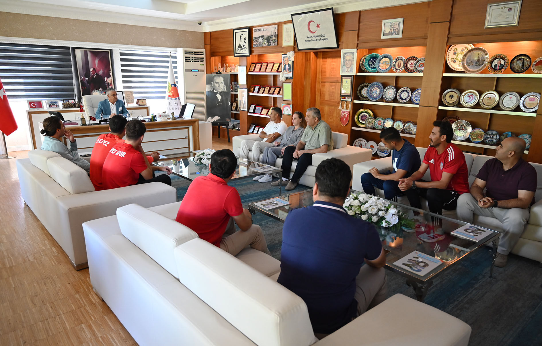 Kemer’de altyapıdan yetişen futbolcular ziyaret gerçekleştirdi