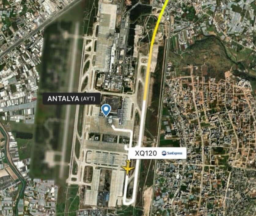 Antalya Havalimanı’nda SunExpress uçağı park alanında