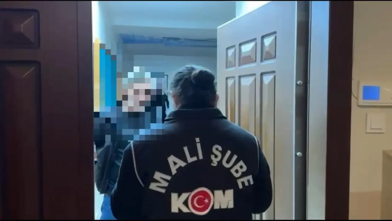 Mali Şube KOM ekibi bir konutun kapısında arama yaparken
