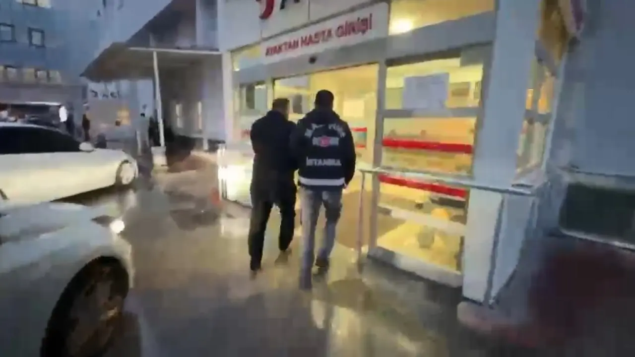 Gözaltına alınan şüpheli hastanenin ayaktan hasta girişine götürülürken