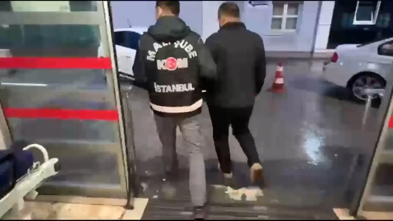 Mali Şube KOM İstanbul ekibinin şüpheliyi binadan çıkarması