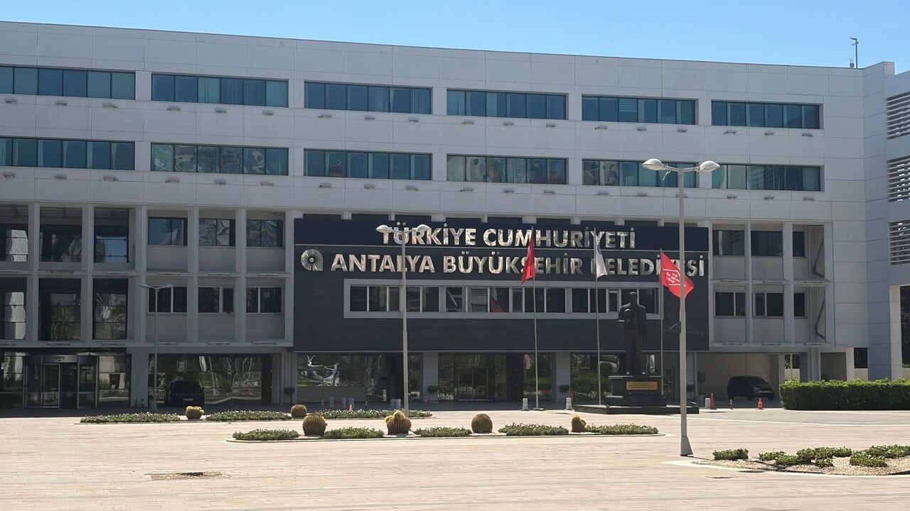 Antalya’da soruşturma kapsamında operasyon görüntüsü