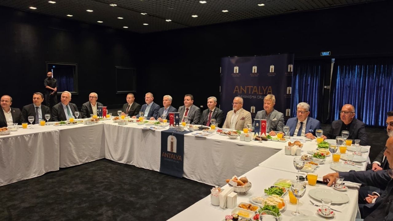 META | kategori: Gündem | il: Antalya | ilce: | etiket: Antalya, COP31, Hulusi Şahin, Kundu, Antalya-Alanya Otoyolu | spot: Antalya Valisi Hulusi Şahin, COP31 sürecinde Kundu ve kent içi güzergâhlarda trafik yükünün artacağını belirterek sürücüleri zorlu ulaşım koşullarına karşı uyardı.
