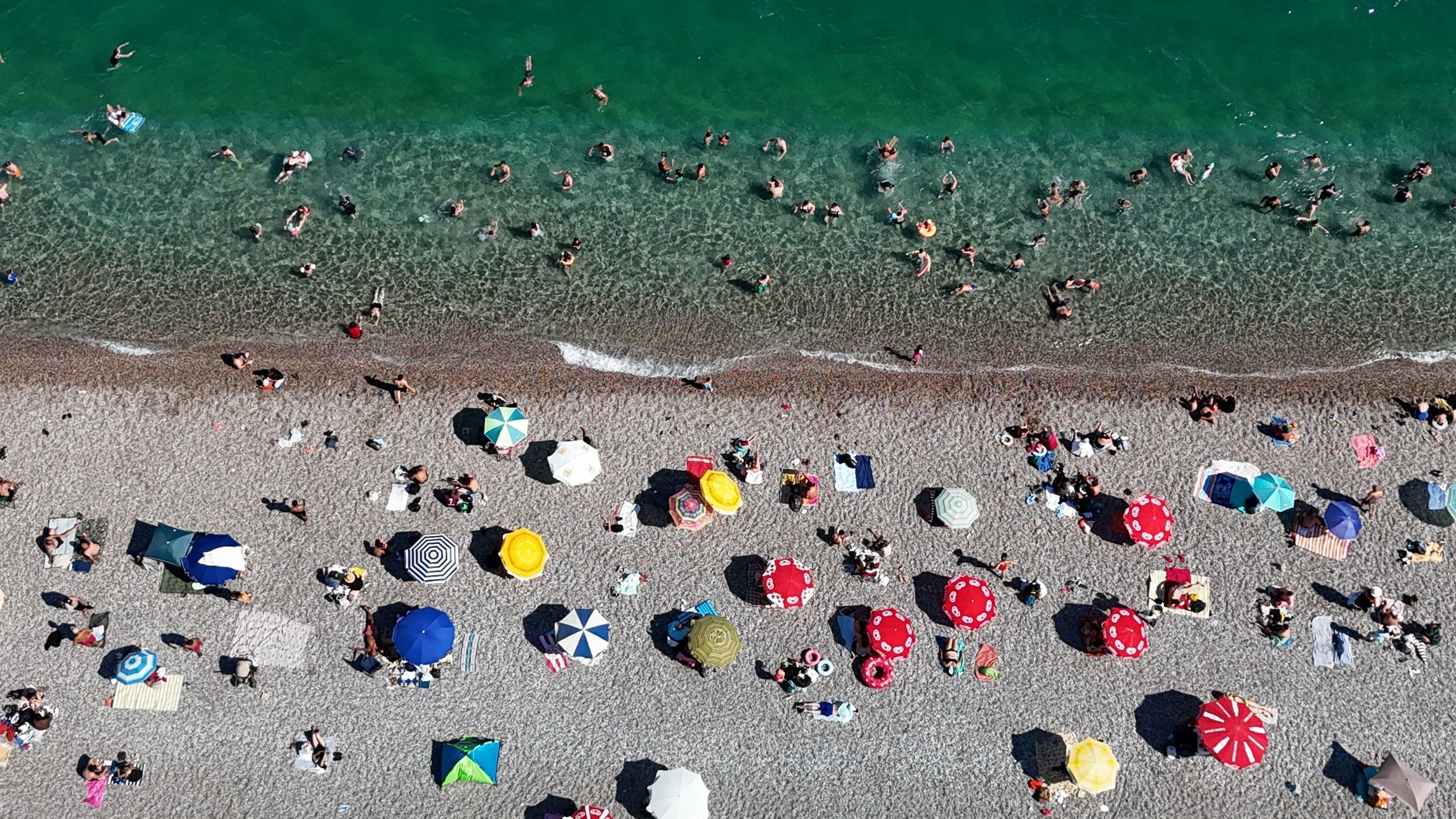 Antalya sahillerinde turist yoğunluğu sürüyor