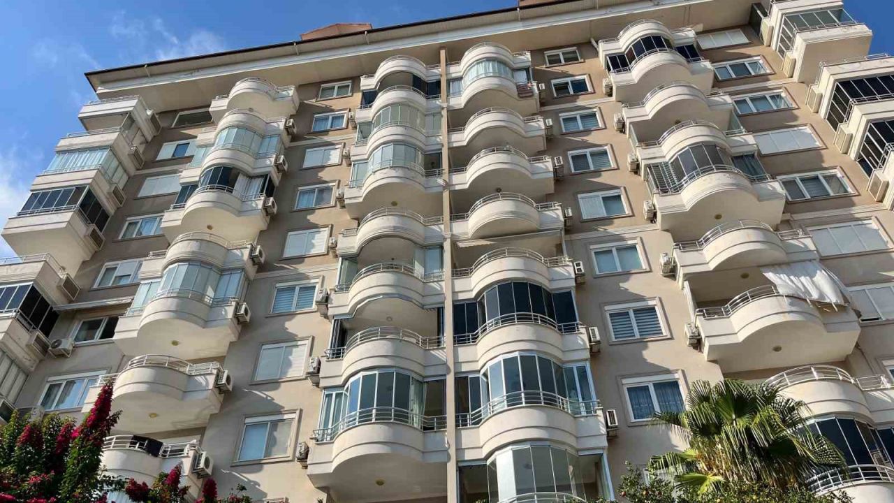 Cikcilli’de yangının çıktığı apartmanın dış cephesi