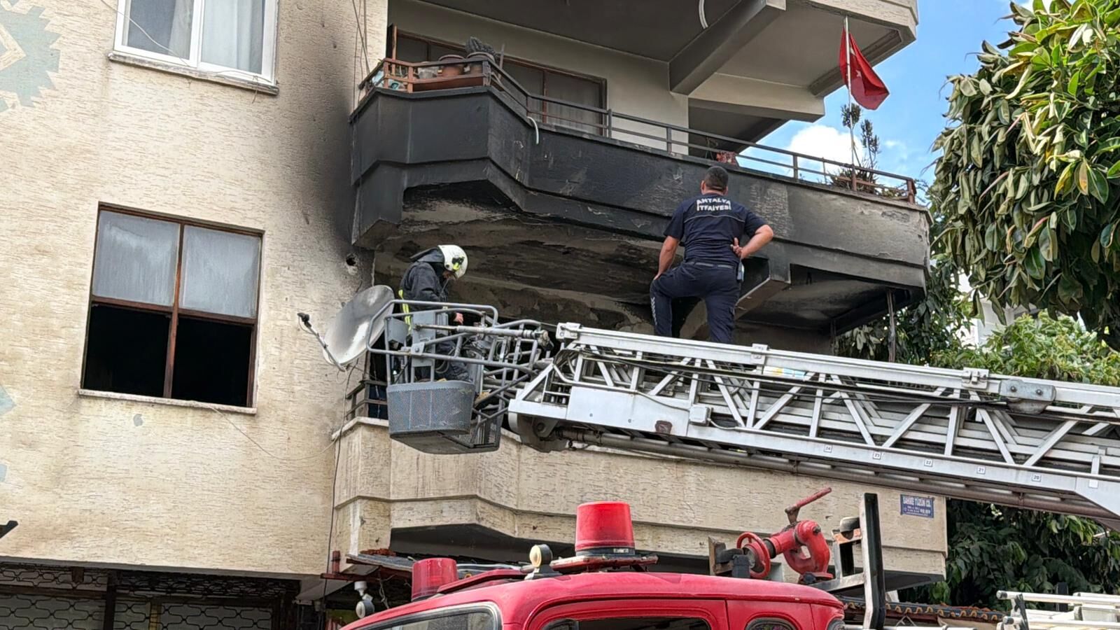 <pAlanya Güllerpınarı’nda 4 katlı apartmanın birinci katında çıkan yangında 3 çocuk dumandan etkilendi. Çocuklar hastaneye kaldırılırken daire kullanılamaz hale geldi.</p