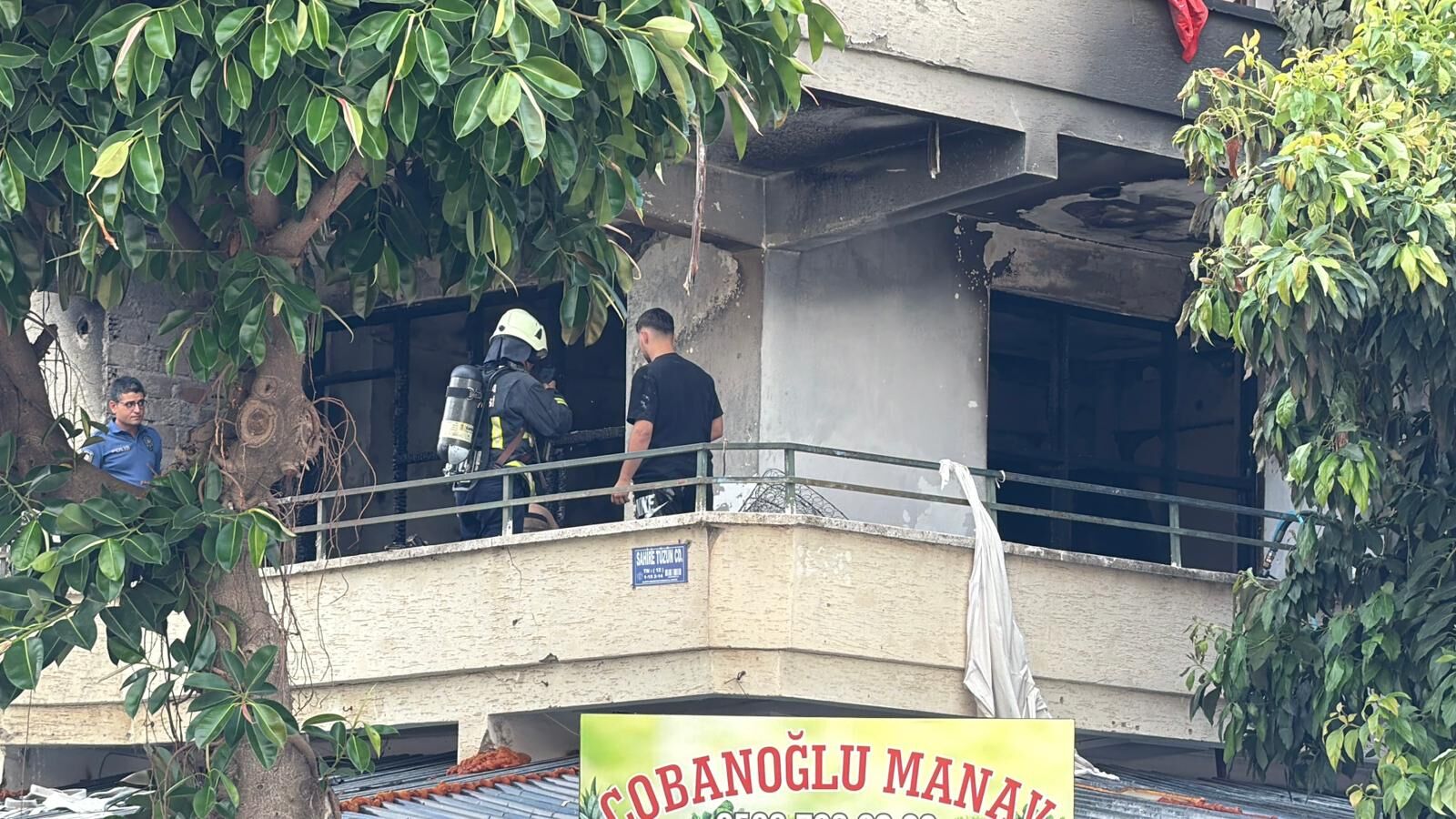 <pYangın, 29 Ağustos 2026 günü saat 14.30 sıralarında Güllerpınarı Mahallesi Sahire Tüzün Caddesi’ndeki 4 katlı bir apartmanda çıktı. Birinci kattaki daireden yükselen alev ve dumanı fark eden çevredekilerin 112 Acil Çağrı Merkezi’ne haber vermesi üzerine adrese itfaiye, polis ve sağlık ekipleri yönlendirildi.</p