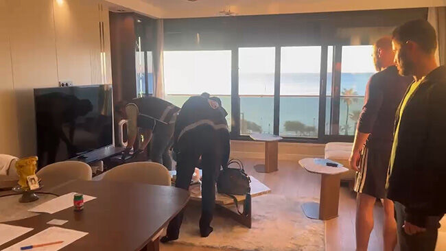 Serik’te ekipler otel odasında arama yaptı