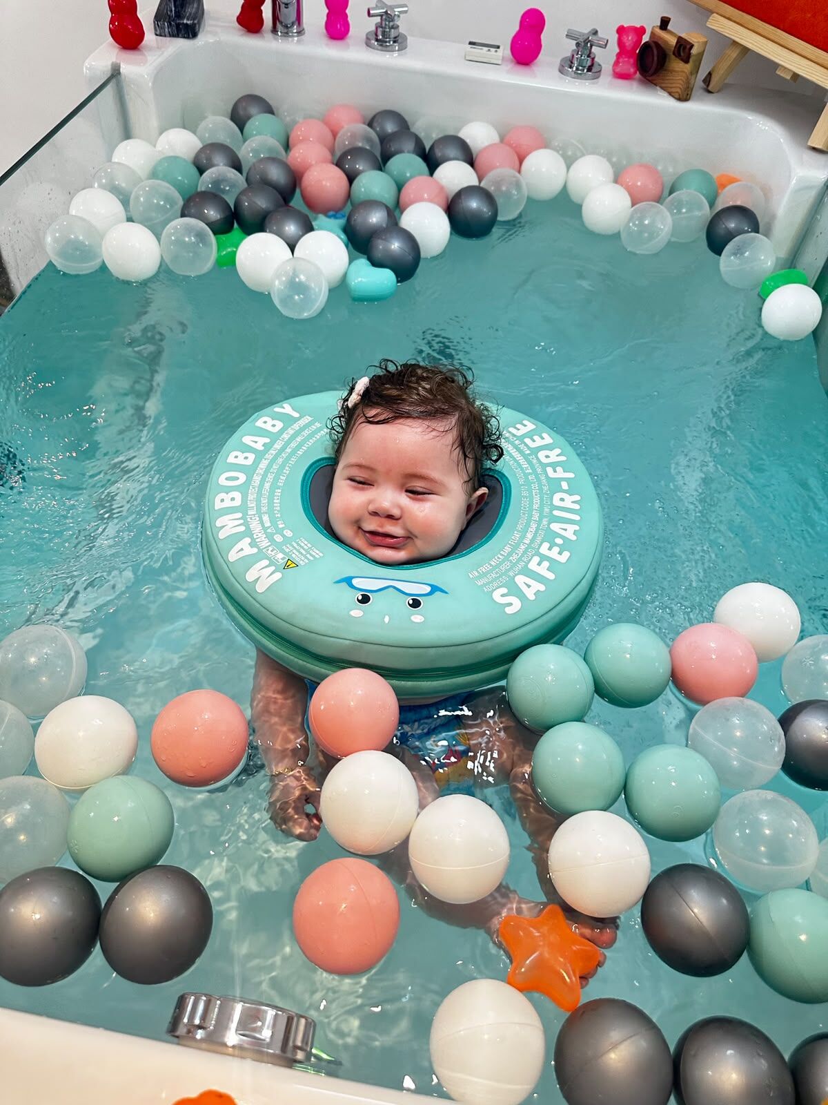 META | kategori: Yaşam | il: Antalya | ilce: Alanya | etiket: Alanya, Moi Baby Spa, Sibel Güneri Erbaş, bebek hidroterapisi, bebek masajı | spot: Alanya’da Sibel Güneri Erbaş’ın kurduğu bebek deneyim alanında hidroterapi, masaj ve hatıra uygulamaları bebeğin tepkilerine göre planlanıyor.