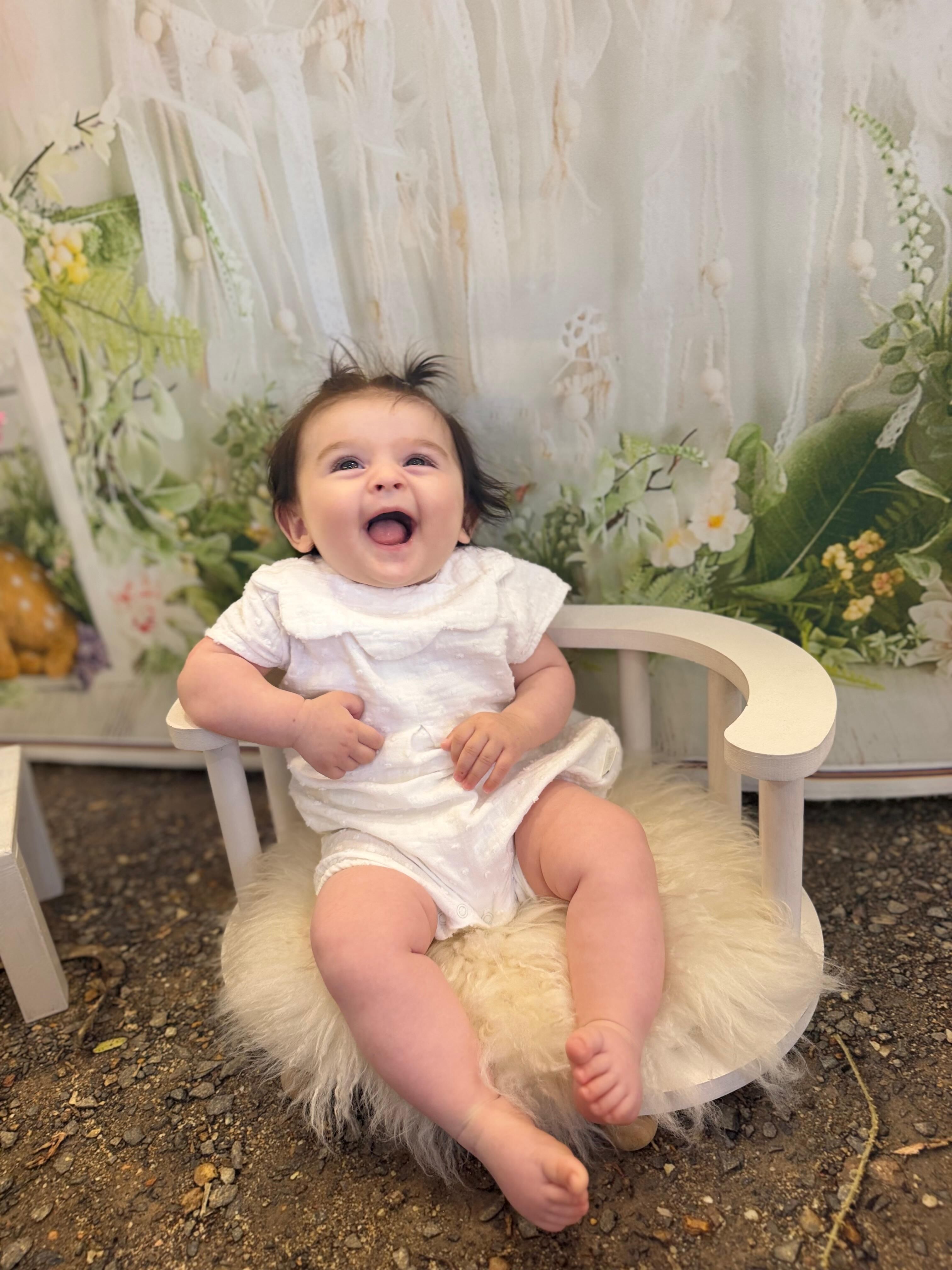 <pÇocuk Gelişimi lisans mezunu ve üç çocuk annesi Sibel Güneri Erbaş tarafından hayata geçirilen Moi Baby Spa, bebeklerin suyla kontrollü biçimde buluştuğu ve ailelerin de sürece eşlik ettiği bir konsept sunuyor. Erbaş, merkezin çıkış noktasını kendi annelik deneyimi ve çocuk gelişimi alanındaki eğitimiyle ilişkilendiriyor.</p