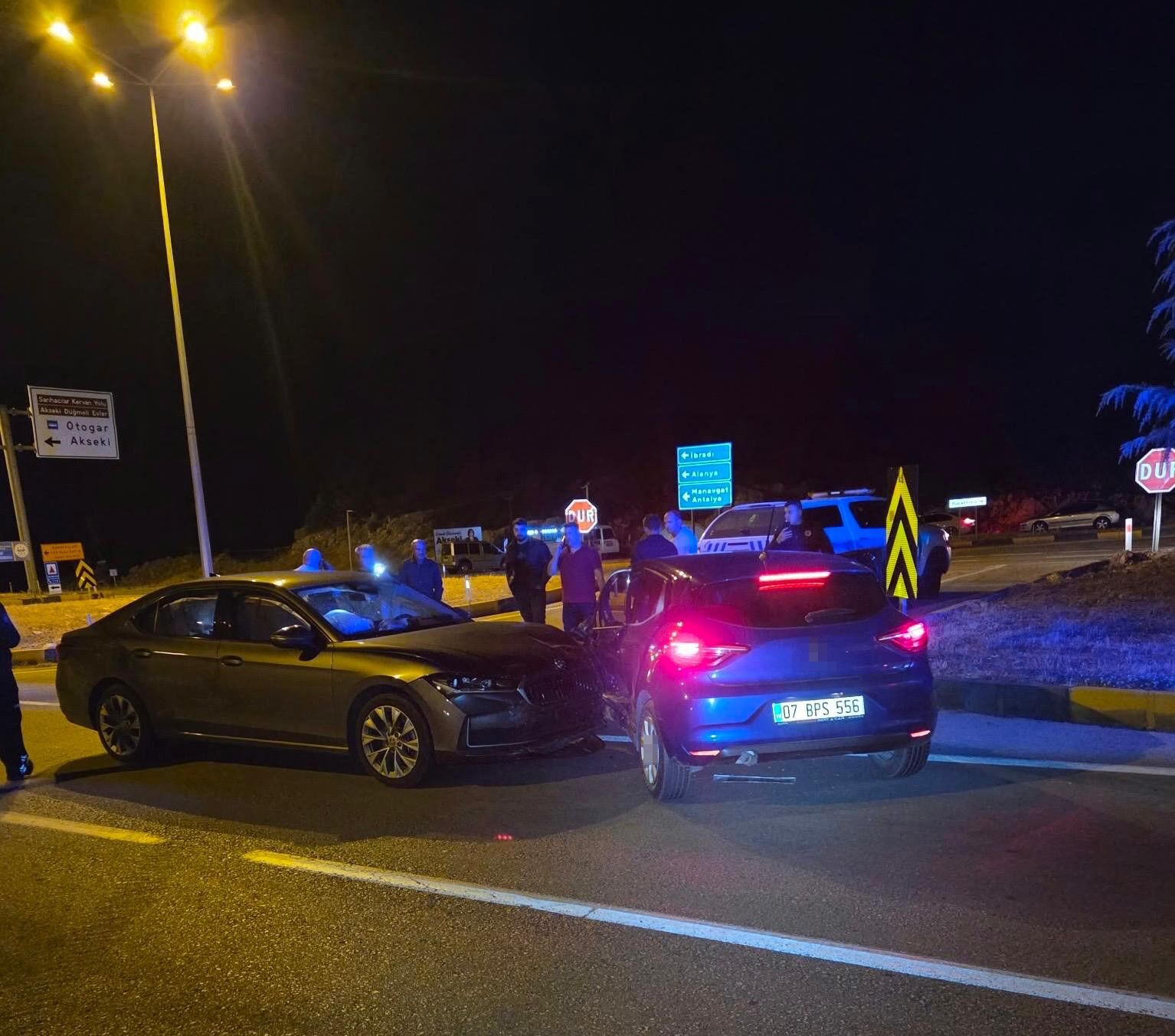 Akseki’de kazaya karışan araçlar yol üzerinde