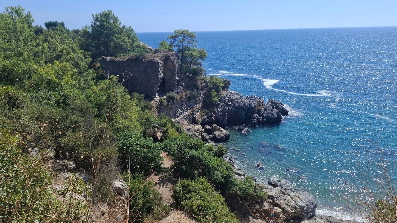META | kategori: Turizm | il: Antalya | ilce: Gazipaşa | etiket: Iotape Antik Kenti, Aytap, Gazipaşa, Alanya-Gazipaşa yolu | spot: Antalya’nın Gazipaşa ilçesindeki Iotape Antik Kenti, Roma ve Bizans dönemlerinden kalma yapılarıyla Alanya-Gazipaşa sahil yolunda tarih, doğa ve denizi bir araya getiriyor.
