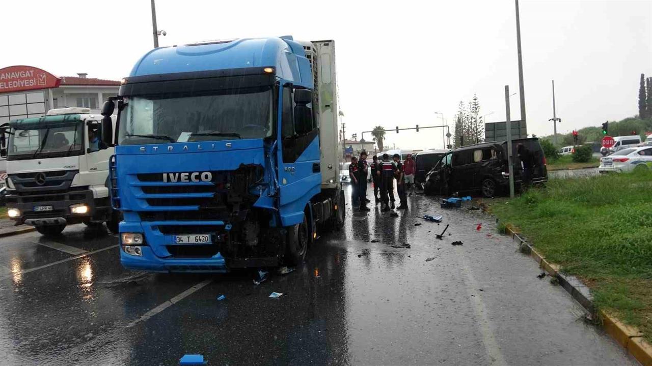 Manavgat’ta tır iki tur aracına çarptı: 3 yaralı