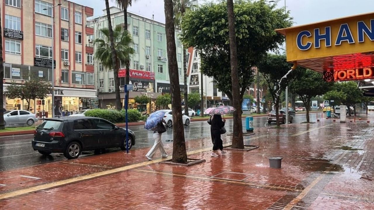 Antalya ve Alanya’da sağanak: Vatandaşlar sığındı