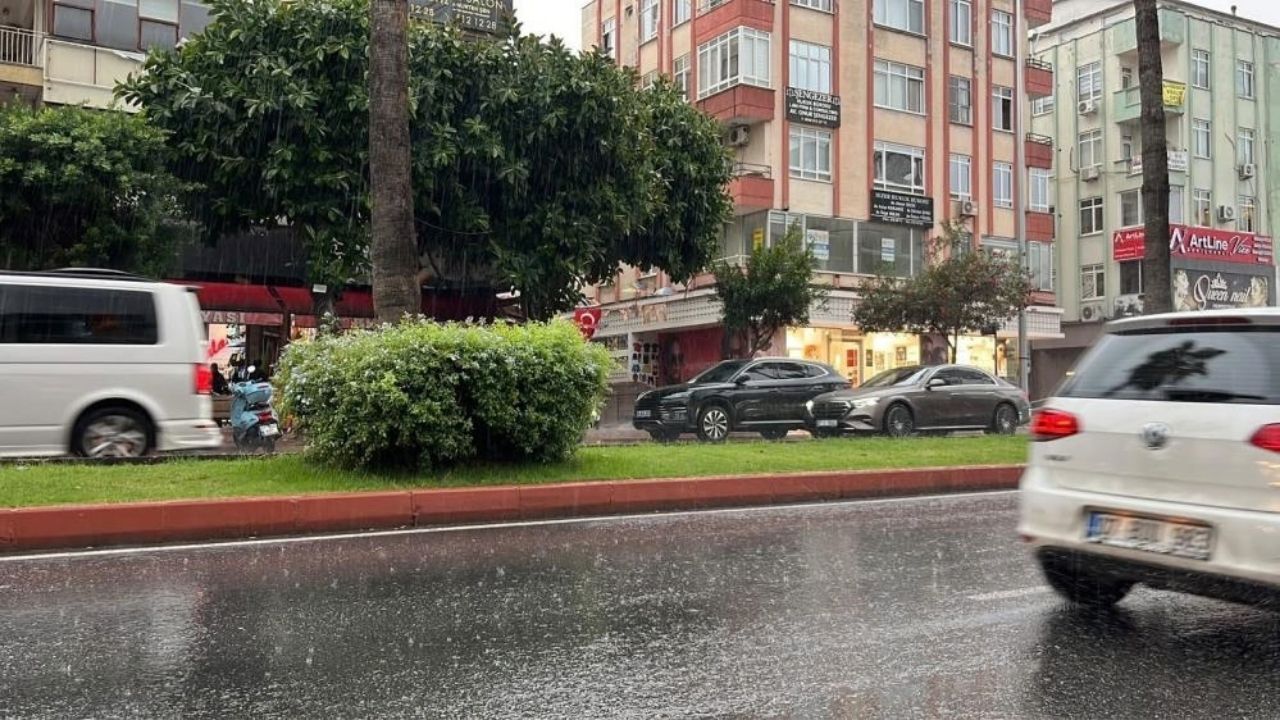 Antalya ve Alanya’da sağanak: Vatandaşlar sığındı