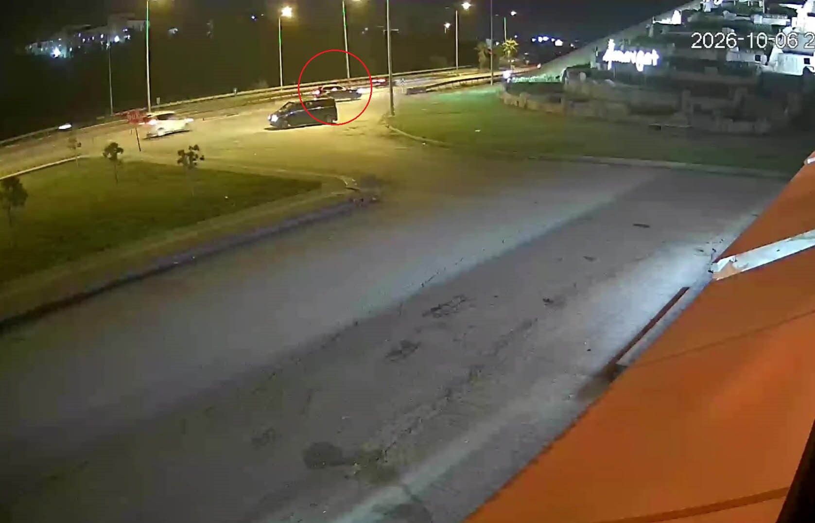 Manavgat’ta D-400’de dönüş yapan araç motosiklete çarptı