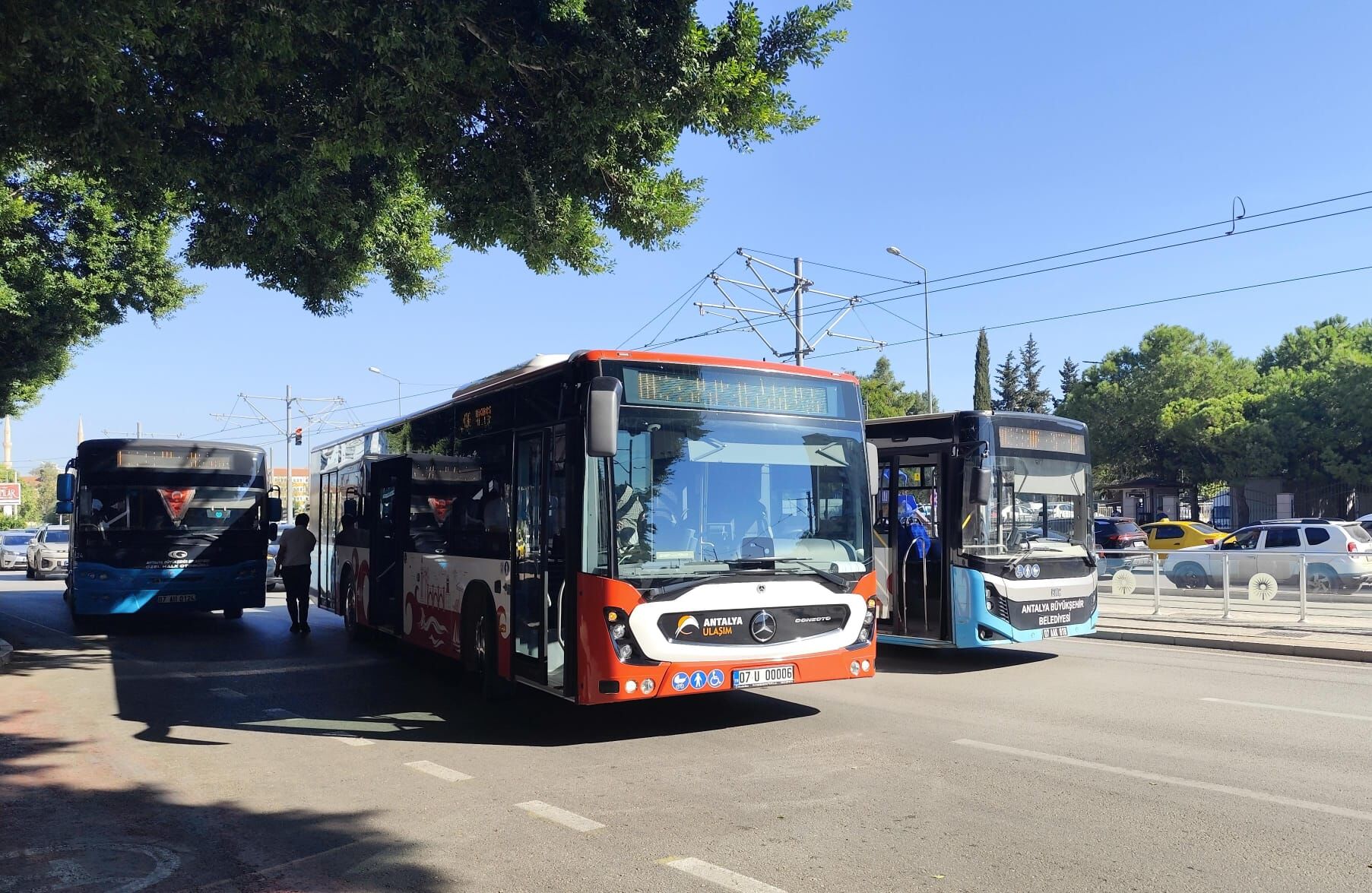 Antalya’da hastane durağında iki halk otobüsü çarpıştı