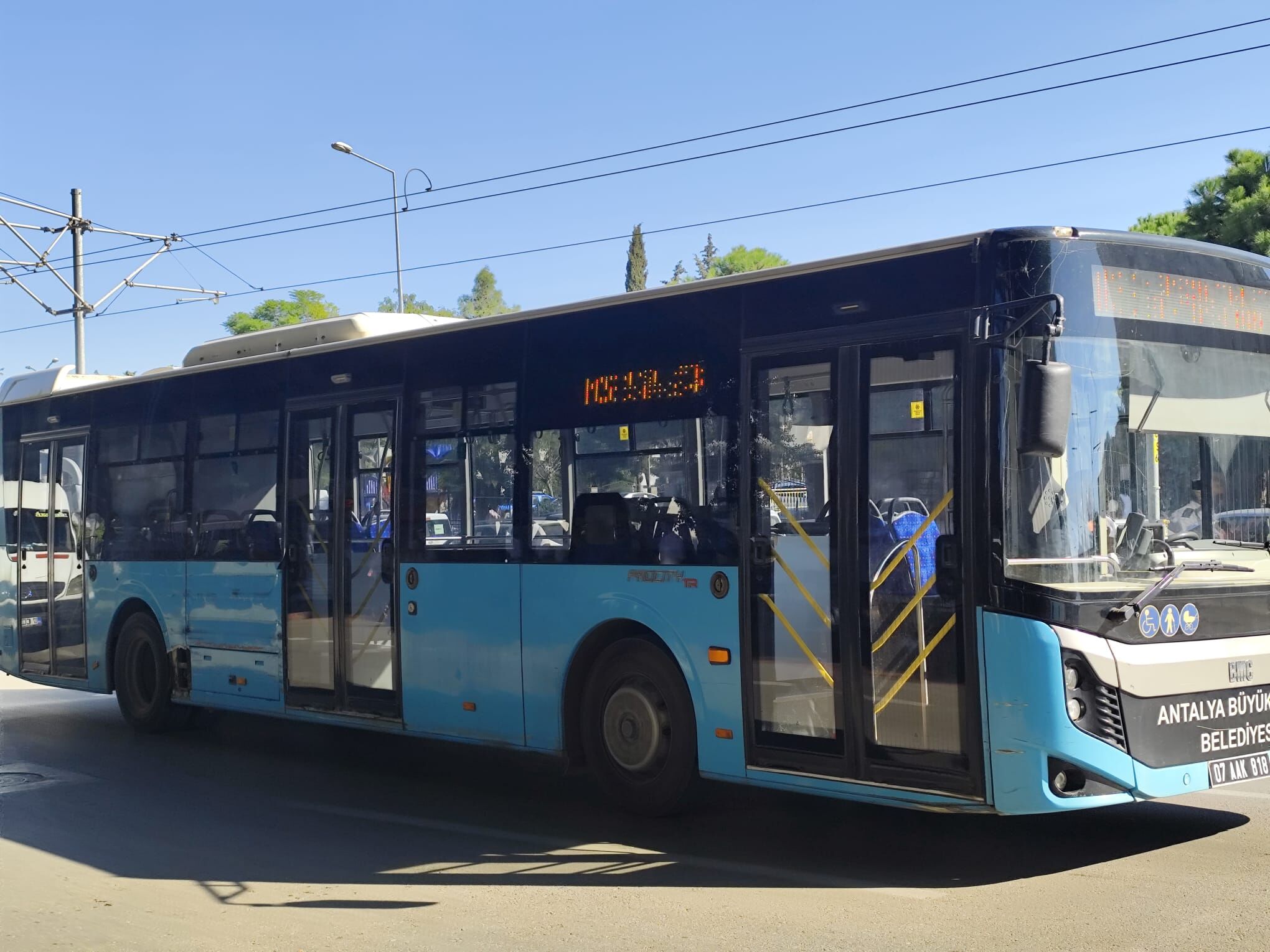 Antalya’da hastane durağında iki halk otobüsü çarpıştı