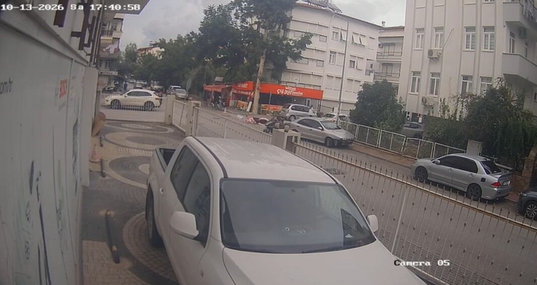 KAPAK | ust: MANAVGAT’TA MOTOSİKLET KAZASI | alt: Yaya, çarpışmadan saniyeler önce geçti