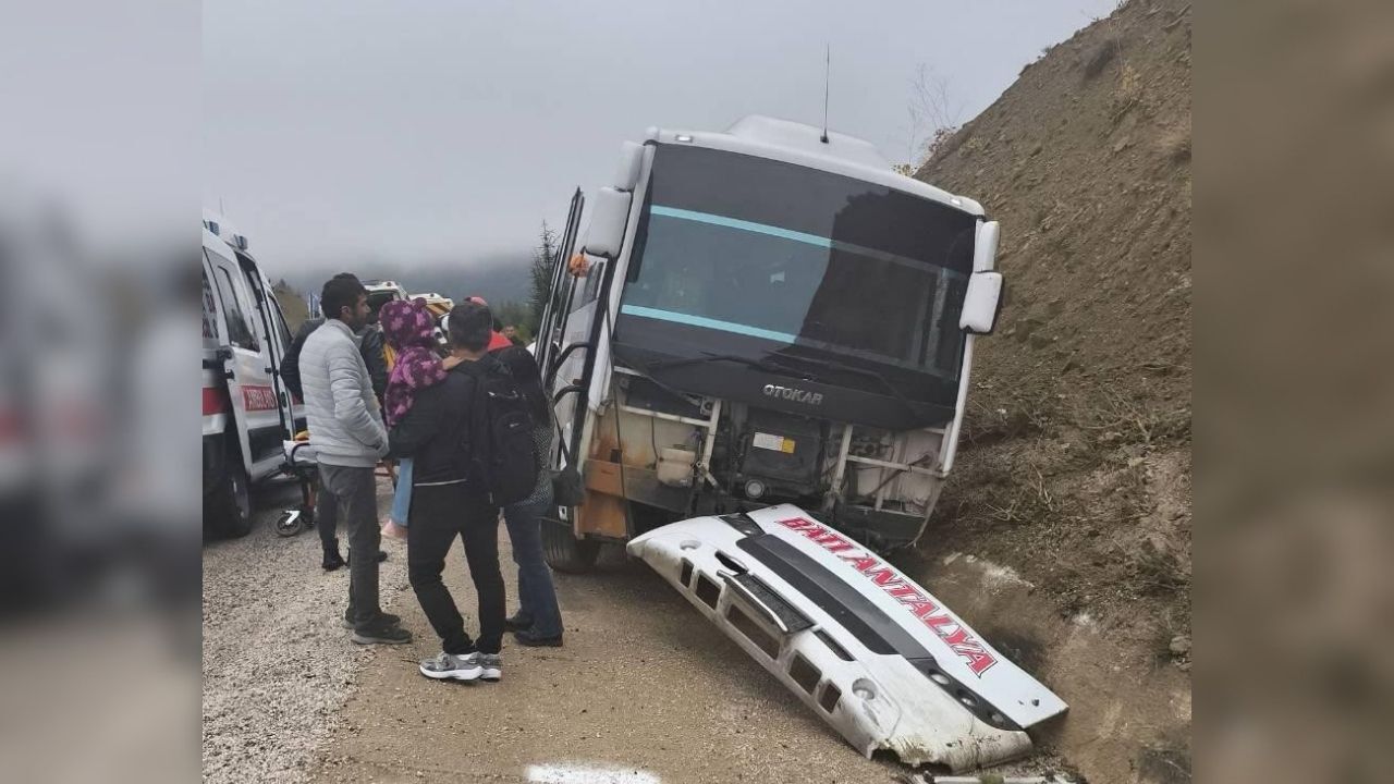 Korkuteli’de midibüs kayalıklara çarptı: 9 yaralı
