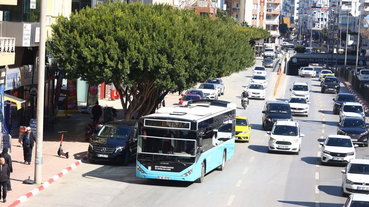 KAPAK | ust: OTOBÜSÜN İÇİNE YAĞMUR SIZDI | alt: İŞLETMECİYE CEZAİ İŞLEM