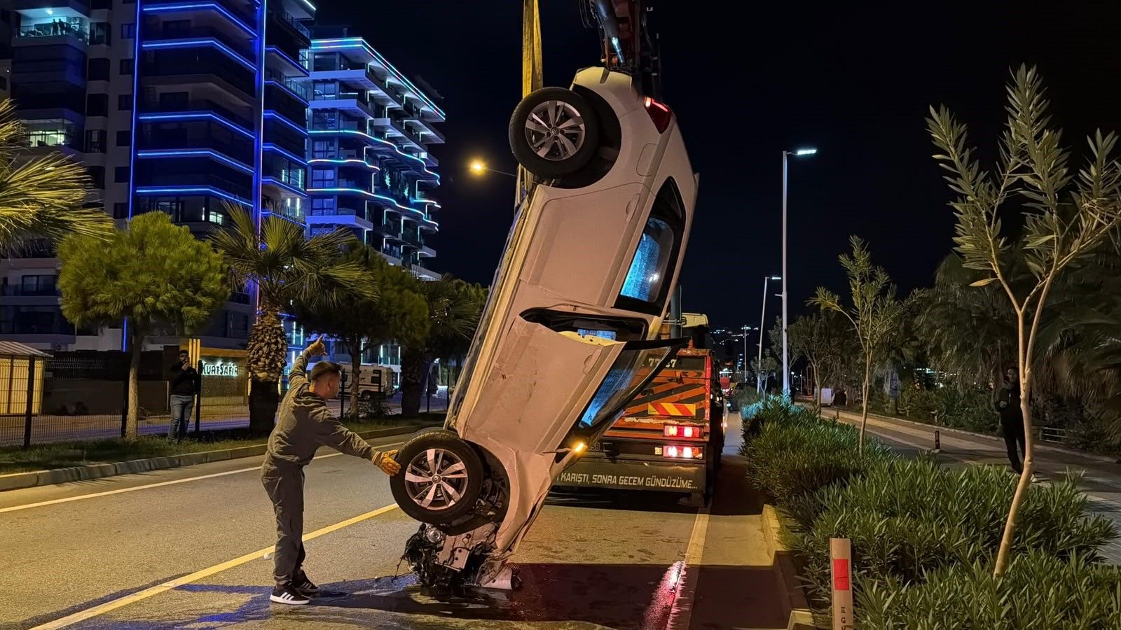 Alanya Mahmutlar’da kazaya karışan otomobil