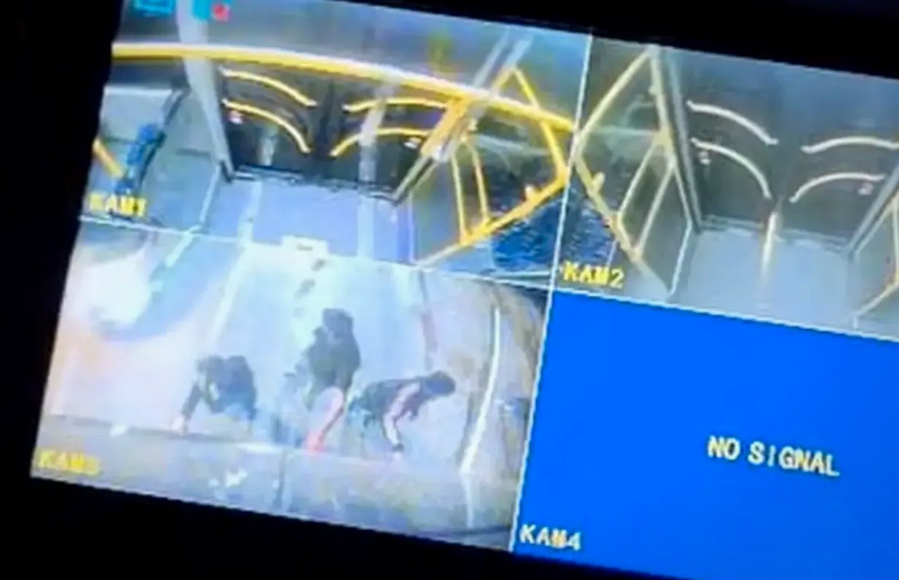 Antalya’da otobüse tutunan patenli çocuklara şoför tepkisi
