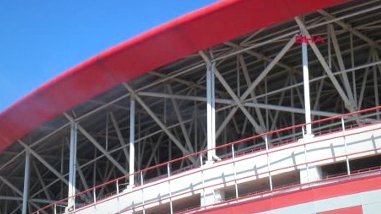 Antalya Stadyumu’nda duman ihbarı ekipleri harekete geçirdi
