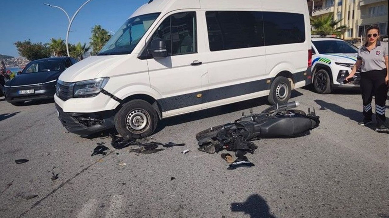 Alanya’da minibüsle çarpışan üniversiteli hayatını kaybetti